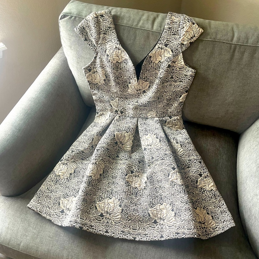 Soieblu ModCloth Scallop Printed Metallic Dress